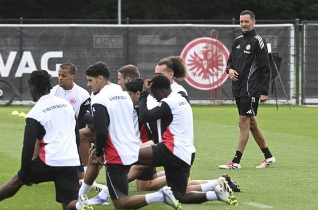 Ahead of UEFA Champions League: Eintracht Frankfurt v Galatasaray FRANKFURT, GERMANY - SEPTEMBER 17: Head coach Dino Toppmoller of Eintracht Frankfurt leads training session at Deutsche Bank Park in Frankfurt, Germany on September 17, 2025, ahead of UEFA Champions League football match between Eintracht Frankfurt and Galatasaray. Halil Sagirkaya Anadolu Frankfurt Germany. Editorial use only. Please get in touch for any other usage.  Copyright: x2025xAnadoluxHalilxSagirkayax