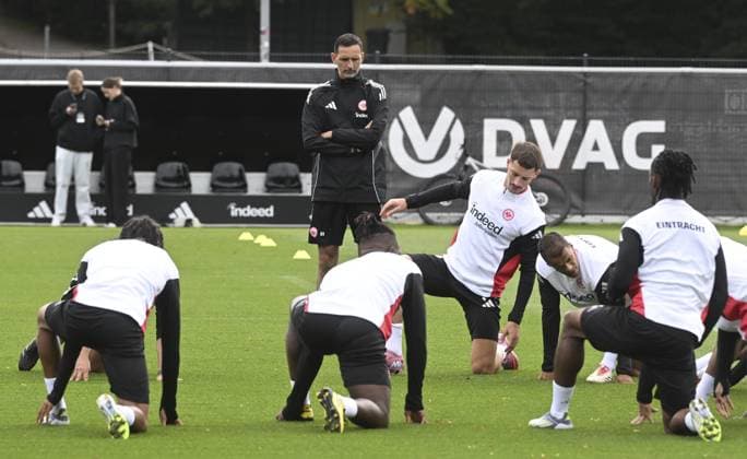 Ahead of UEFA Champions League: Eintracht Frankfurt v Galatasaray FRANKFURT, GERMANY - SEPTEMBER 17: Head coach Dino Toppmoller (C) of Eintracht Frankfurt leads training session at Deutsche Bank Park in Frankfurt, Germany on September 17, 2025, ahead of UEFA Champions League football match between Eintracht Frankfurt and Galatasaray. Halil Sagirkaya Anadolu Frankfurt Germany. Editorial use only. Please get in touch for any other usage.  Copyright: x2025xAnadoluxHalilxSagirkayax