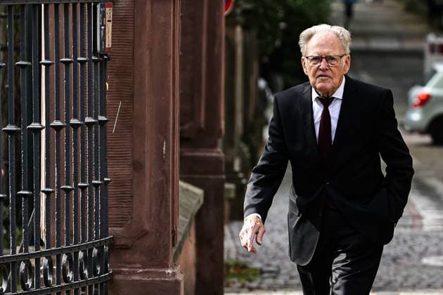 Gustav-Adolf Täve Schur kommt zur Staatskanzlei. Gustav-Adolf Täve Schur, der 94-jährige frühere Radsportler wird für seine Verdienste um den für sein motivierendes Engagement zur Förderung des Nachwuchses und für seine bis heute bestehende Vorbildwirkung geehrt. Er gewann unter anderem 1955 und 1959 die Internationale Friedensfahrt sowie 1958 und 1959 die Straßenweltmeisterschaft der Amateure. Bis heute ist er ein beharrlicher Motivator für Bewegung, gesunde Ernährung und Gemeinsinn. Ministerpräsident Dr. Reiner Haseloff (CDU, Sachsen-Anhalt) hat am Mittwoch, 17. September 2025, in der Magdeburger Staatskanzlei den Verdienstorden des Landes Sachsen-Anhalt an eine Bürgerin und sechs Bürger überreichen.
