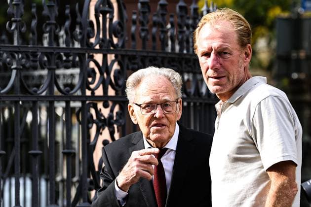 Gustav-Adolf Täve Schur mit seinem Sohn Jan vor der Staatskanzlei. Gustav-Adolf Täve Schur, der 94-jährige frühere Radsportler wird für seine Verdienste um den für sein motivierendes Engagement zur Förderung des Nachwuchses und für seine bis heute bestehende Vorbildwirkung geehrt. Er gewann unter anderem 1955 und 1959 die Internationale Friedensfahrt sowie 1958 und 1959 die Straßenweltmeisterschaft der Amateure. Bis heute ist er ein beharrlicher Motivator für Bewegung, gesunde Ernährung und Gemeinsinn. Ministerpräsident Dr. Reiner Haseloff (CDU, Sachsen-Anhalt) hat am Mittwoch, 17. September 2025, in der Magdeburger Staatskanzlei den Verdienstorden des Landes Sachsen-Anhalt an eine Bürgerin und sechs Bürger überreichen.