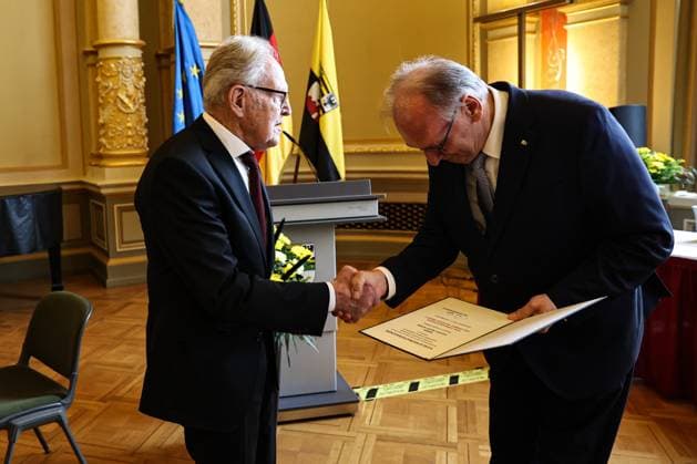 Gustav-Adolf Täve Schur bekommt von Minidterpräsident Dr. Reiner Haseloff den Verdienstorden des Landes Sachsen-Anhalt überreicht. Gustav-Adolf Täve Schur, der 94-jährige frühere Radsportler wird für seine Verdienste um den für sein motivierendes Engagement zur Förderung des Nachwuchses und für seine bis heute bestehende Vorbildwirkung geehrt. Er gewann unter anderem 1955 und 1959 die Internationale Friedensfahrt sowie 1958 und 1959 die Straßenweltmeisterschaft der Amateure. Bis heute ist er ein beharrlicher Motivator für Bewegung, gesunde Ernährung und Gemeinsinn. Ministerpräsident Dr. Reiner Haseloff (CDU, Sachsen-Anhalt) hat am Mittwoch, 17. September 2025, in der Magdeburger Staatskanzlei den Verdienstorden des Landes Sachsen-Anhalt an eine Bürgerin und sechs Bürger überreichen.