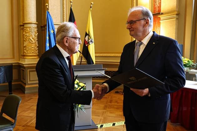 Gustav-Adolf Täve Schur bekommt von Minidterpräsident Dr. Reiner Haseloff den Verdienstorden des Landes Sachsen-Anhalt überreicht. Gustav-Adolf Täve Schur, der 94-jährige frühere Radsportler wird für seine Verdienste um den für sein motivierendes Engagement zur Förderung des Nachwuchses und für seine bis heute bestehende Vorbildwirkung geehrt. Er gewann unter anderem 1955 und 1959 die Internationale Friedensfahrt sowie 1958 und 1959 die Straßenweltmeisterschaft der Amateure. Bis heute ist er ein beharrlicher Motivator für Bewegung, gesunde Ernährung und Gemeinsinn. Ministerpräsident Dr. Reiner Haseloff (CDU, Sachsen-Anhalt) hat am Mittwoch, 17. September 2025, in der Magdeburger Staatskanzlei den Verdienstorden des Landes Sachsen-Anhalt an eine Bürgerin und sechs Bürger überreichen.