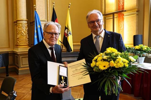 Gustav-Adolf Täve Schur bekommt von Minidterpräsident Dr. Reiner Haseloff den Verdienstorden des Landes Sachsen-Anhalt überreicht. Gustav-Adolf Täve Schur, der 94-jährige frühere Radsportler wird für seine Verdienste um den für sein motivierendes Engagement zur Förderung des Nachwuchses und für seine bis heute bestehende Vorbildwirkung geehrt. Er gewann unter anderem 1955 und 1959 die Internationale Friedensfahrt sowie 1958 und 1959 die Straßenweltmeisterschaft der Amateure. Bis heute ist er ein beharrlicher Motivator für Bewegung, gesunde Ernährung und Gemeinsinn. Ministerpräsident Dr. Reiner Haseloff (CDU, Sachsen-Anhalt) hat am Mittwoch, 17. September 2025, in der Magdeburger Staatskanzlei den Verdienstorden des Landes Sachsen-Anhalt an eine Bürgerin und sechs Bürger überreichen.