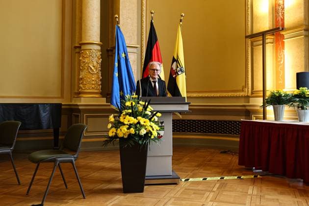 Gustav-Adolf Täve Schur, der 94-jährige frühere Radsportler wird für seine Verdienste um den für sein motivierendes Engagement zur Förderung des Nachwuchses und für seine bis heute bestehende Vorbildwirkung geehrt. Er gewann unter anderem 1955 und 1959 die Internationale Friedensfahrt sowie 1958 und 1959 die Straßenweltmeisterschaft der Amateure. Bis heute ist er ein beharrlicher Motivator für Bewegung, gesunde Ernährung und Gemeinsinn. Ministerpräsident Dr. Reiner Haseloff (CDU, Sachsen-Anhalt) hat am Mittwoch, 17. September 2025, in der Magdeburger Staatskanzlei den Verdienstorden des Landes Sachsen-Anhalt an eine Bürgerin und sechs Bürger überreichen.