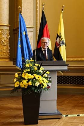 Gustav-Adolf Täve Schur, der 94-jährige frühere Radsportler wird für seine Verdienste um den für sein motivierendes Engagement zur Förderung des Nachwuchses und für seine bis heute bestehende Vorbildwirkung geehrt. Er gewann unter anderem 1955 und 1959 die Internationale Friedensfahrt sowie 1958 und 1959 die Straßenweltmeisterschaft der Amateure. Bis heute ist er ein beharrlicher Motivator für Bewegung, gesunde Ernährung und Gemeinsinn. Ministerpräsident Dr. Reiner Haseloff (CDU, Sachsen-Anhalt) hat am Mittwoch, 17. September 2025, in der Magdeburger Staatskanzlei den Verdienstorden des Landes Sachsen-Anhalt an eine Bürgerin und sechs Bürger überreichen.