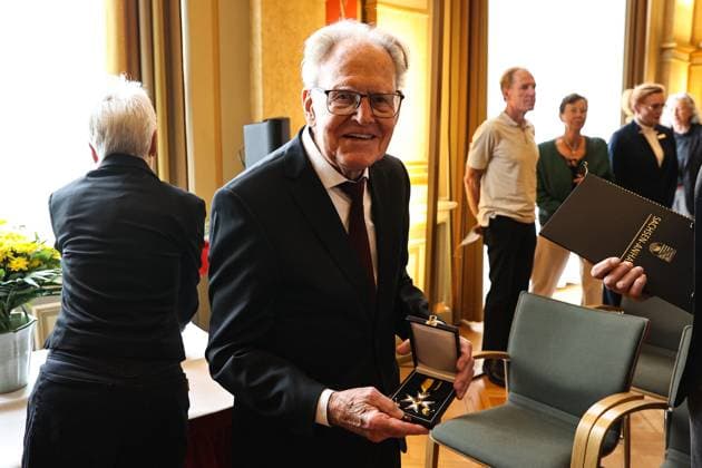 Gustav-Adolf Täve Schur bekommt von Minidterpräsident Dr. Reiner Haseloff den Verdienstorden des Landes Sachsen-Anhalt überreicht. Gustav-Adolf Täve Schur, der 94-jährige frühere Radsportler wird für seine Verdienste um den für sein motivierendes Engagement zur Förderung des Nachwuchses und für seine bis heute bestehende Vorbildwirkung geehrt. Er gewann unter anderem 1955 und 1959 die Internationale Friedensfahrt sowie 1958 und 1959 die Straßenweltmeisterschaft der Amateure. Bis heute ist er ein beharrlicher Motivator für Bewegung, gesunde Ernährung und Gemeinsinn. Ministerpräsident Dr. Reiner Haseloff (CDU, Sachsen-Anhalt) hat am Mittwoch, 17. September 2025, in der Magdeburger Staatskanzlei den Verdienstorden des Landes Sachsen-Anhalt an eine Bürgerin und sechs Bürger überreichen.