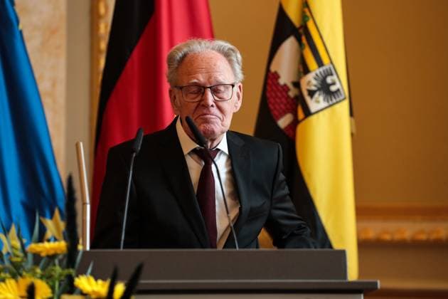 Gustav-Adolf Täve Schur, der 94-jährige frühere Radsportler wird für seine Verdienste um den für sein motivierendes Engagement zur Förderung des Nachwuchses und für seine bis heute bestehende Vorbildwirkung geehrt. Er gewann unter anderem 1955 und 1959 die Internationale Friedensfahrt sowie 1958 und 1959 die Straßenweltmeisterschaft der Amateure. Bis heute ist er ein beharrlicher Motivator für Bewegung, gesunde Ernährung und Gemeinsinn. Ministerpräsident Dr. Reiner Haseloff (CDU, Sachsen-Anhalt) hat am Mittwoch, 17. September 2025, in der Magdeburger Staatskanzlei den Verdienstorden des Landes Sachsen-Anhalt an eine Bürgerin und sechs Bürger überreichen.