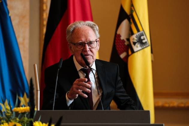 Gustav-Adolf Täve Schur, der 94-jährige frühere Radsportler wird für seine Verdienste um den für sein motivierendes Engagement zur Förderung des Nachwuchses und für seine bis heute bestehende Vorbildwirkung geehrt. Er gewann unter anderem 1955 und 1959 die Internationale Friedensfahrt sowie 1958 und 1959 die Straßenweltmeisterschaft der Amateure. Bis heute ist er ein beharrlicher Motivator für Bewegung, gesunde Ernährung und Gemeinsinn. Ministerpräsident Dr. Reiner Haseloff (CDU, Sachsen-Anhalt) hat am Mittwoch, 17. September 2025, in der Magdeburger Staatskanzlei den Verdienstorden des Landes Sachsen-Anhalt an eine Bürgerin und sechs Bürger überreichen.