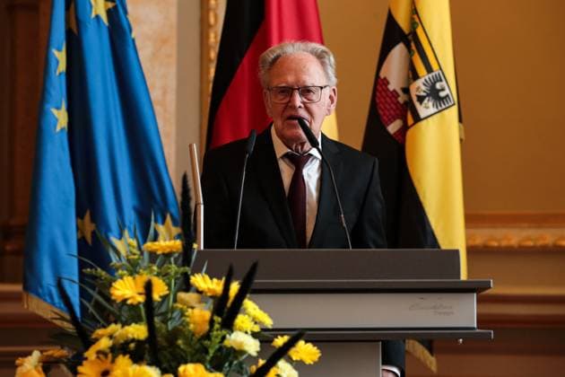 Gustav-Adolf Täve Schur, der 94-jährige frühere Radsportler wird für seine Verdienste um den für sein motivierendes Engagement zur Förderung des Nachwuchses und für seine bis heute bestehende Vorbildwirkung geehrt. Er gewann unter anderem 1955 und 1959 die Internationale Friedensfahrt sowie 1958 und 1959 die Straßenweltmeisterschaft der Amateure. Bis heute ist er ein beharrlicher Motivator für Bewegung, gesunde Ernährung und Gemeinsinn. Ministerpräsident Dr. Reiner Haseloff (CDU, Sachsen-Anhalt) hat am Mittwoch, 17. September 2025, in der Magdeburger Staatskanzlei den Verdienstorden des Landes Sachsen-Anhalt an eine Bürgerin und sechs Bürger überreichen.