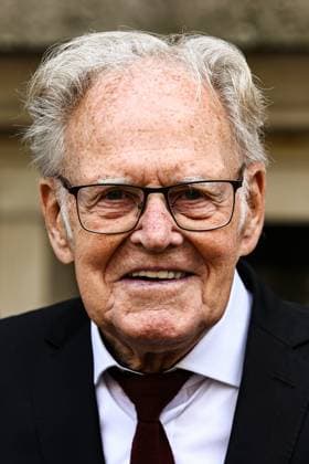 Gustav-Adolf Täve Schur steht vor der Staatskanzlei. Gustav-Adolf Täve Schur, der 94-jährige frühere Radsportler wird für seine Verdienste um den für sein motivierendes Engagement zur Förderung des Nachwuchses und für seine bis heute bestehende Vorbildwirkung geehrt. Er gewann unter anderem 1955 und 1959 die Internationale Friedensfahrt sowie 1958 und 1959 die Straßenweltmeisterschaft der Amateure. Bis heute ist er ein beharrlicher Motivator für Bewegung, gesunde Ernährung und Gemeinsinn. Ministerpräsident Dr. Reiner Haseloff (CDU, Sachsen-Anhalt) hat am Mittwoch, 17. September 2025, in der Magdeburger Staatskanzlei den Verdienstorden des Landes Sachsen-Anhalt an eine Bürgerin und sechs Bürger überreichen.