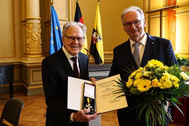 Gustav-Adolf Täve Schur bekommt von Minidterpräsident Dr. Reiner Haseloff den Verdienstorden des Landes Sachsen-Anhalt überreicht. Gustav-Adolf Täve Schur, der 94-jährige frühere Radsportler wird für seine Verdienste um den für sein motivierendes Engagement zur Förderung des Nachwuchses und für seine bis heute bestehende Vorbildwirkung geehrt. Er gewann unter anderem 1955 und 1959 die Internationale Friedensfahrt sowie 1958 und 1959 die Straßenweltmeisterschaft der Amateure. Bis heute ist er ein beharrlicher Motivator für Bewegung, gesunde Ernährung und Gemeinsinn. Ministerpräsident Dr. Reiner Haseloff (CDU, Sachsen-Anhalt) hat am Mittwoch, 17. September 2025, in der Magdeburger Staatskanzlei den Verdienstorden des Landes Sachsen-Anhalt an eine Bürgerin und sechs Bürger überreichen.
