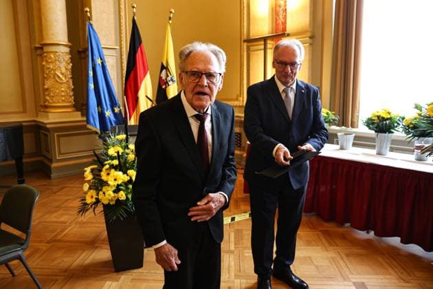 Gustav-Adolf Täve Schur bekommt von Minidterpräsident Dr. Reiner Haseloff den Verdienstorden des Landes Sachsen-Anhalt überreicht. Gustav-Adolf Täve Schur, der 94-jährige frühere Radsportler wird für seine Verdienste um den für sein motivierendes Engagement zur Förderung des Nachwuchses und für seine bis heute bestehende Vorbildwirkung geehrt. Er gewann unter anderem 1955 und 1959 die Internationale Friedensfahrt sowie 1958 und 1959 die Straßenweltmeisterschaft der Amateure. Bis heute ist er ein beharrlicher Motivator für Bewegung, gesunde Ernährung und Gemeinsinn. Ministerpräsident Dr. Reiner Haseloff (CDU, Sachsen-Anhalt) hat am Mittwoch, 17. September 2025, in der Magdeburger Staatskanzlei den Verdienstorden des Landes Sachsen-Anhalt an eine Bürgerin und sechs Bürger überreichen.