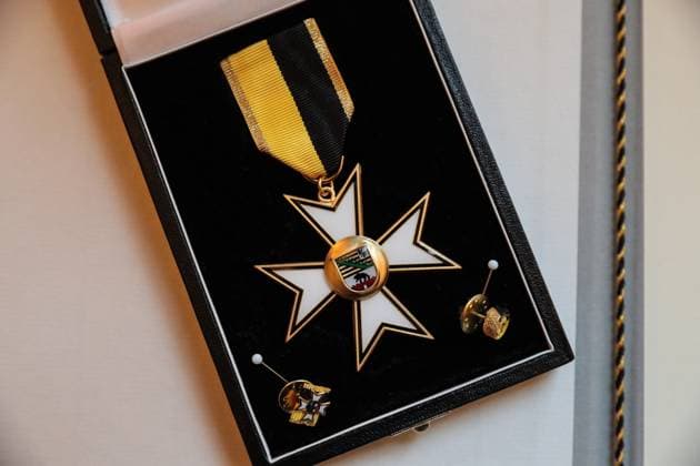 Gustav-Adolf Täve Schur sein Verdienstorden in der Staatskanzlei. Gustav-Adolf Täve Schur, der 94-jährige frühere Radsportler wird für seine Verdienste um den für sein motivierendes Engagement zur Förderung des Nachwuchses und für seine bis heute bestehende Vorbildwirkung geehrt. Er gewann unter anderem 1955 und 1959 die Internationale Friedensfahrt sowie 1958 und 1959 die Straßenweltmeisterschaft der Amateure. Bis heute ist er ein beharrlicher Motivator für Bewegung, gesunde Ernährung und Gemeinsinn. Ministerpräsident Dr. Reiner Haseloff (CDU, Sachsen-Anhalt) hat am Mittwoch, 17. September 2025, in der Magdeburger Staatskanzlei den Verdienstorden des Landes Sachsen-Anhalt an eine Bürgerin und sechs Bürger überreichen.