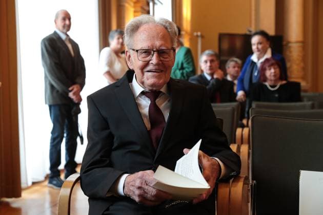Gustav-Adolf Täve Schur, der 94-jährige frühere Radsportler wird für seine Verdienste um den für sein motivierendes Engagement zur Förderung des Nachwuchses und für seine bis heute bestehende Vorbildwirkung geehrt. Er gewann unter anderem 1955 und 1959 die Internationale Friedensfahrt sowie 1958 und 1959 die Straßenweltmeisterschaft der Amateure. Bis heute ist er ein beharrlicher Motivator für Bewegung, gesunde Ernährung und Gemeinsinn. Ministerpräsident Dr. Reiner Haseloff (CDU, Sachsen-Anhalt) hat am Mittwoch, 17. September 2025, in der Magdeburger Staatskanzlei den Verdienstorden des Landes Sachsen-Anhalt an eine Bürgerin und sechs Bürger überreichen.