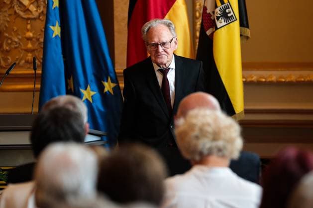 Gustav-Adolf Täve Schur, der 94-jährige frühere Radsportler wird für seine Verdienste um den für sein motivierendes Engagement zur Förderung des Nachwuchses und für seine bis heute bestehende Vorbildwirkung geehrt. Er gewann unter anderem 1955 und 1959 die Internationale Friedensfahrt sowie 1958 und 1959 die Straßenweltmeisterschaft der Amateure. Bis heute ist er ein beharrlicher Motivator für Bewegung, gesunde Ernährung und Gemeinsinn. Ministerpräsident Dr. Reiner Haseloff (CDU, Sachsen-Anhalt) hat am Mittwoch, 17. September 2025, in der Magdeburger Staatskanzlei den Verdienstorden des Landes Sachsen-Anhalt an eine Bürgerin und sechs Bürger überreichen.
