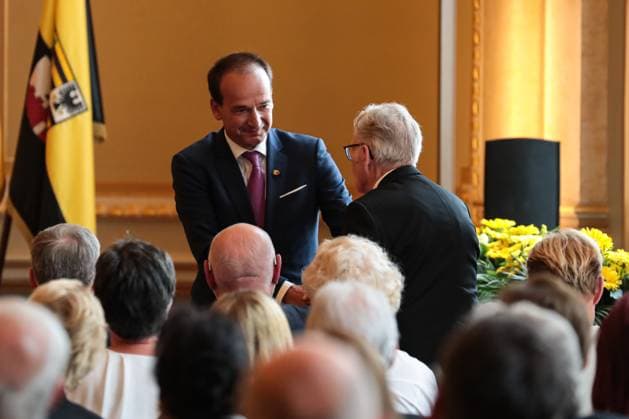 Ehrenpräsident vom Landesportbund Andreas Silbersack (FDP, Sachsen-Anhalt) hat in seiner Rede zur Verleihung des Landesverdienstordens des Landes Sachsen-Anhalt an Gustav Adolf Täve Schur gesagt das es einen erneuten Versuch geben wird das Täve Schur in die Hall of Fame aufgenommen wird. Bisher wurde das abgelehnt. Ministerpräsident Dr. Reiner Haseloff (CDU, Sachsen-Anhalt) hat am Mittwoch, 17. September 2025, in der Magdeburger Staatskanzlei den Verdienstorden des Landes Sachsen-Anhalt an eine Bürgerin und sechs Bürger überreichen.