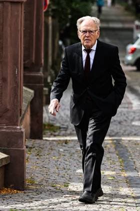Gustav-Adolf Täve Schur kommt zur Staatskanzlei. Gustav-Adolf Täve Schur, der 94-jährige frühere Radsportler wird für seine Verdienste um den für sein motivierendes Engagement zur Förderung des Nachwuchses und für seine bis heute bestehende Vorbildwirkung geehrt. Er gewann unter anderem 1955 und 1959 die Internationale Friedensfahrt sowie 1958 und 1959 die Straßenweltmeisterschaft der Amateure. Bis heute ist er ein beharrlicher Motivator für Bewegung, gesunde Ernährung und Gemeinsinn. Ministerpräsident Dr. Reiner Haseloff (CDU, Sachsen-Anhalt) hat am Mittwoch, 17. September 2025, in der Magdeburger Staatskanzlei den Verdienstorden des Landes Sachsen-Anhalt an eine Bürgerin und sechs Bürger überreichen.