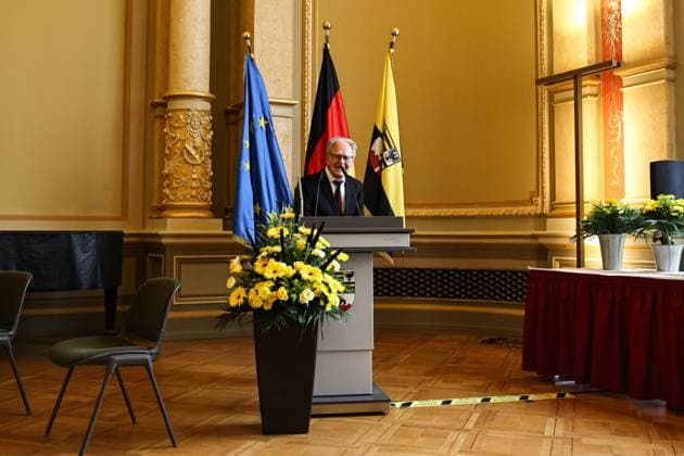 Gustav-Adolf Täve Schur, der 94-jährige frühere Radsportler wird für seine Verdienste um den für sein motivierendes Engagement zur Förderung des Nachwuchses und für seine bis heute bestehende Vorbildwirkung geehrt. Er gewann unter anderem 1955 und 1959 die Internationale Friedensfahrt sowie 1958 und 1959 die Straßenweltmeisterschaft der Amateure. Bis heute ist er ein beharrlicher Motivator für Bewegung, gesunde Ernährung und Gemeinsinn. Ministerpräsident Dr. Reiner Haseloff (CDU, Sachsen-Anhalt) hat am Mittwoch, 17. September 2025, in der Magdeburger Staatskanzlei den Verdienstorden des Landes Sachsen-Anhalt an eine Bürgerin und sechs Bürger überreichen.