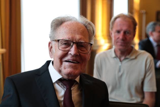 Gustav-Adolf Täve Schur, der 94-jährige frühere Radsportler wird für seine Verdienste um den für sein motivierendes Engagement zur Förderung des Nachwuchses und für seine bis heute bestehende Vorbildwirkung geehrt. Er gewann unter anderem 1955 und 1959 die Internationale Friedensfahrt sowie 1958 und 1959 die Straßenweltmeisterschaft der Amateure. Bis heute ist er ein beharrlicher Motivator für Bewegung, gesunde Ernährung und Gemeinsinn. Ministerpräsident Dr. Reiner Haseloff (CDU, Sachsen-Anhalt) hat am Mittwoch, 17. September 2025, in der Magdeburger Staatskanzlei den Verdienstorden des Landes Sachsen-Anhalt an eine Bürgerin und sechs Bürger überreichen.