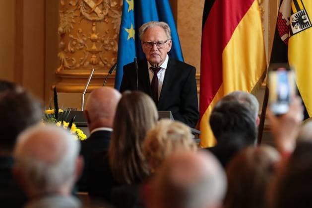 Gustav-Adolf Täve Schur, der 94-jährige frühere Radsportler wird für seine Verdienste um den für sein motivierendes Engagement zur Förderung des Nachwuchses und für seine bis heute bestehende Vorbildwirkung geehrt. Er gewann unter anderem 1955 und 1959 die Internationale Friedensfahrt sowie 1958 und 1959 die Straßenweltmeisterschaft der Amateure. Bis heute ist er ein beharrlicher Motivator für Bewegung, gesunde Ernährung und Gemeinsinn. Ministerpräsident Dr. Reiner Haseloff (CDU, Sachsen-Anhalt) hat am Mittwoch, 17. September 2025, in der Magdeburger Staatskanzlei den Verdienstorden des Landes Sachsen-Anhalt an eine Bürgerin und sechs Bürger überreichen.