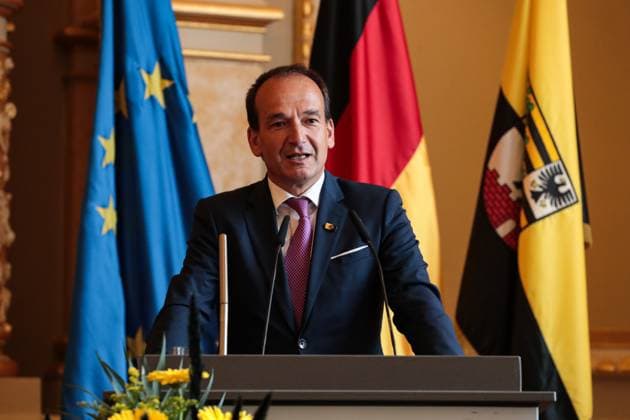 Ehrenpräsident vom Landesportbund Andreas Silbersack (FDP, Sachsen-Anhalt) hat in seiner Rede zur Verleihung des Landesverdienstordens des Landes Sachsen-Anhalt an Gustav Adolf Täve Schur gesagt das es einen erneuten Versuch geben wird das Täve Schur in die Hall of Fame aufgenommen wird. Bisher wurde das abgelehnt. Ministerpräsident Dr. Reiner Haseloff (CDU, Sachsen-Anhalt) hat am Mittwoch, 17. September 2025, in der Magdeburger Staatskanzlei den Verdienstorden des Landes Sachsen-Anhalt an eine Bürgerin und sechs Bürger überreichen.