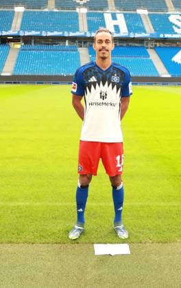 offizieller Portraittermin Verein Hamburger SV 2025 2026 Yussuf Poulsen ( Hamburger SV 15) 17.09.2025, Sporthalle, Hamburg, offizieller Portraittermin Verein Hamburger SV 2025 2026