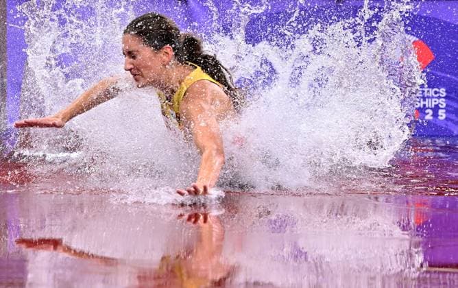 (250917) -- TOKYO, Sept. 17, 2025 -- Gesa Felicitas Krause of Britain falls down during the women s 3000m steeplechase final at the 2025 World Athletics Championships in Tokyo, Japan, Sept. 17, 2025. ) (SP)JAPAN-TOKYO-ATHLETICS-WORLD ATHLETICS CHAMPIONSHIPS-WOMEN S 3000M STEEPLECHASE-FINAL SongxYanhua 