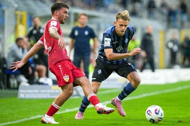 Fussball: 3. Liga, 6. Spieltag, SV Waldhof Mannheim - VfB Stuttgart II am 17.09.2025 in Mannheium (Carl-Benz-Stadion), Deutschland, Saison 2025 2026 DFL REGULATIONS PROHIBIT ANY USE OF PHOTOGRAPHS AS IMAGE SEQUENCES AND OR QUASI VIDEO: Mit Ball Samuele Di Benedetto (8, VFBII) im Zweikampf mit Nicklas Shipnoski (07, SVWM). Mannheium Carl-Benz-Stadion Deutschland Copyright: xChristophxKinzingerx