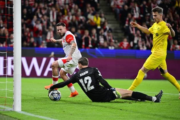 From left Vasil Kusej, Nikita Haikin, goalie, and Odin Luras Bjortuft of Bodo Glimt in action during the Football Champions League 1st round match Slavia Praha vs Bodo Glimt in Prague, Czech Republic, September 17, 2025. (CTKxPhoto VitxSimanek) CTKPhotoP2025091708352  CTKPhotoP2025091708352