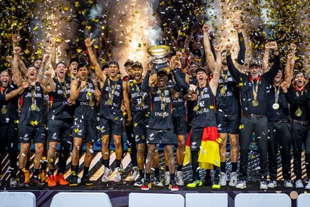 Basketball Riga 14.09.2025 DBB Länderspiel Männer Herren EuroBasket 2025 Finale Türkei (TUR) - Deutschland (GER) Deutschland gewinnt und ist Europameister Jubel Siegerehrung Isaac Bonga (Deutschland, No.00) Oscar da Silva (Deutschland, No.01) Maodo Lo (Deutschland, No.04) Tristan Da Silva (Deutschland, No.05) Johannes Voigtmann (Deutschland, No.07) Franz Wagner (Deutschland, No.09) Daniel Theis (Deutschland, No.10) Kapitän Dennis Schröder Schroeder (Deutschland, No.17) Schröder Schroder mit Pokal Justus Hollatz (Deutschland, No.21) Johannes Thiemann (Deutschland, No.32) Leon Kratzer (Deutschland, No.34) Andreas Obst (Deutschland, No.42) Alex Mumbru (Deutschland, Bundestrainer) Alberto Miranda Sanchez (Deutschland, Assistenztrainer) Alan Ibrahimagic (Deutschland, Assistenztrainer) und andere