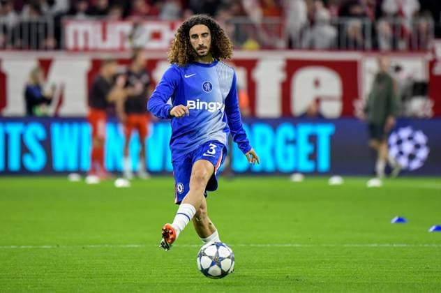 17.09.2025, xemx, Fussball UEFA Champions League, FC Bayern Muenchen - Chelsea London v.l. Warmup warm up Aufwärmen, Aufwaermen vor Spielbeginn Marc Cucurella (Chelsea London) (DFL DFB REGULATIONS PROHIBIT ANY USE OF PHOTOGRAPHS as IMAGE SEQUENCES and or QUASI-VIDEO) Muenchen