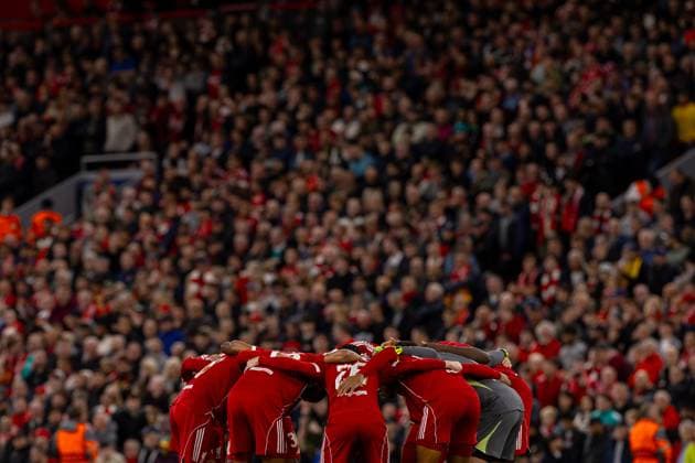 Football - UEFA Champions League - League Phase - Liverpool FC v Atletico Madrid LIVERPOOL, ENGLAND - Wednesday, September 17, 2025: Liverpool players form a pre-match huddle before the UEFA Champions League match between Liverpool FC and Atletico Madrid FC at Anfield. (Photo by David Rawcliffe Propaganda) LIVERPOOL Anfield MERSEYSIDE ENGLAND  Copyright: xDavidxRawcliffex P2025-09-17-Liverpool_Atletico-6