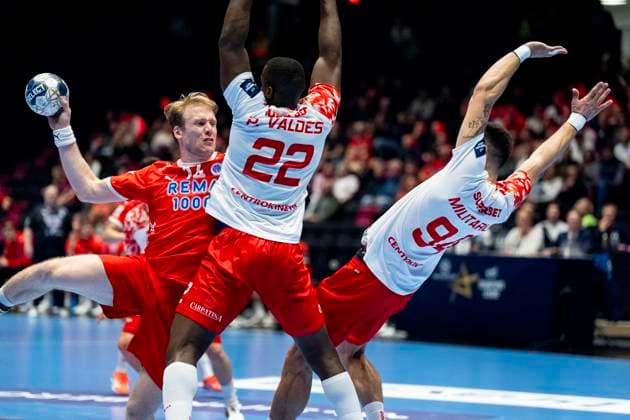 Handball, Champions League Kolstad Dinamo Bucuresti 31 28 Trondheim 20250917 Kolstads Magnus Gullerud and Dinamo Bucurestis Pedro Veitia Valdez and Robert Mihai Militaru during the Champions League handball match between Kolstad and Dinamo Bucuresti in Trondheim Spektrum 31 28 Photo Ole Martin Wold NTB Trondheim Norway EDITORIAL USE ONLY RESTRICTED USE FOR BETTING COMPANIES  Copyright: xOlexMartinxWoldx xNTBx