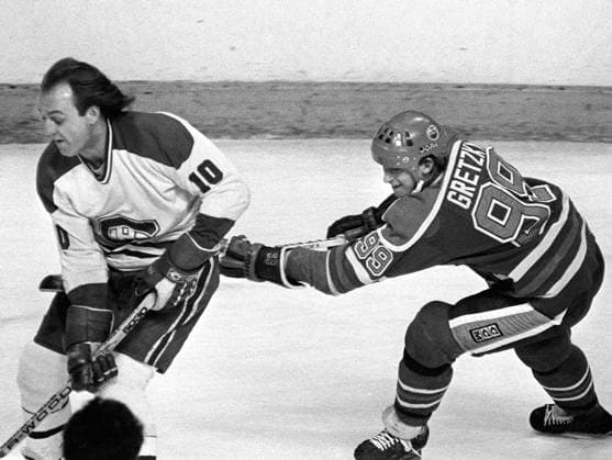 March 2, 1982, Montreal, Pq, Canada: Wayne Gretzky, des Oilers d Edmonton, tente de freiner Guy Lafleur lors d un match nul disputo le 2 mars 1982 au Forum de Montro al. Ni l un ni l autre n avait marquo dans ce match, mais ils avaient tous deux obtenu deux passes dans un match nul de 3-3. LA PRESSE CANADIENNE Lafleur, Gretzky  - ZUMAc35_ 19820302_zaf_c35_002 Copyright: xRyanxRemiorzx