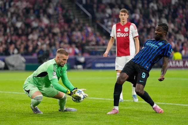 AMSTERDAM, 23-08-2025, Johan Cruijff ArenA ,season 2025 2026 , UEFA Champions League football , league phase, .Match between Ajax and Inter Milan , Picture shows Ajax goalkeeper Vitezslav Jaros , Inter player Marcus Thuram Ajax - Inter  x31066276x Copyright: