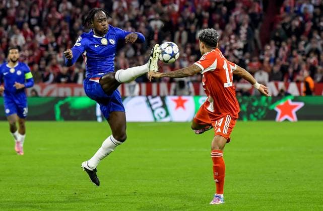 17.09.2025, xemx, Fussball UEFA Champions League, FC Bayern Muenchen - Chelsea London v.l. Trevoh Chalobah (Chelsea London), Luis Diaz (FC Bayern Muenchen) Zweikampf, Aktion, action, battle for the ball (DFL DFB REGULATIONS PROHIBIT ANY USE OF PHOTOGRAPHS as IMAGE SEQUENCES and or QUASI-VIDEO) Muenchen
