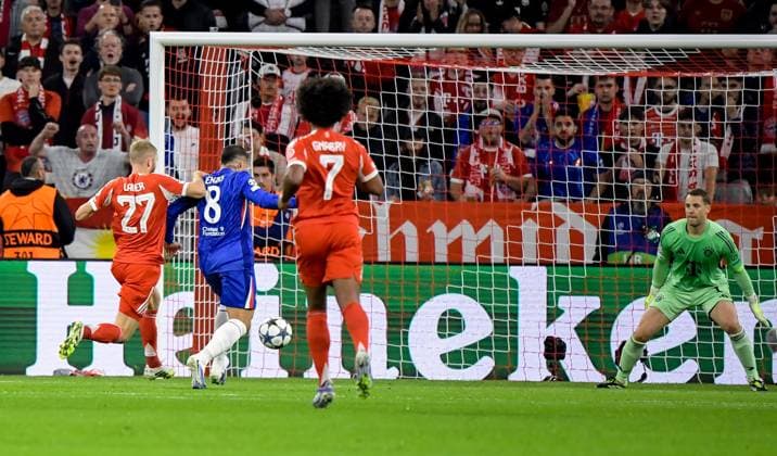 17.09.2025, xemx, Fussball UEFA Champions League, FC Bayern Muenchen - Chelsea London v.l. Konrad Laimer (FC Bayern Muenchen), Enzo Fernandez (Chelsea London), Manuel Neuer (FC Bayern Muenchen) (DFL DFB REGULATIONS PROHIBIT ANY USE OF PHOTOGRAPHS as IMAGE SEQUENCES and or QUASI-VIDEO) Muenchen