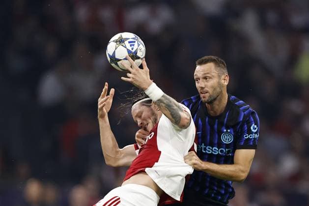 AMSTERDAM - (l-r) Wout Weghorst of Ajax, Stefan de Vrij of FC Internazionale Milano during the UEFA Champions League match between AFC Ajax and FC Internazionale Milano at the Johan Cruijff ArenA on September 17, 2025 in Amsterdam, Netherlands. ANP Hollandse Hoogte Maurice van Steen UEFA Champions League 2025 26 xVIxANPxSportx xMauricexvanxSteenxIVx 536648146 originalFilename: 536648146.jpg