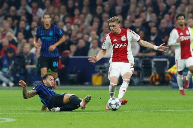 AMSTERDAM , 17-09-2025 , JohanCruyff Arena , season 2025 2026 , UEFA Champions League football , League phase Matchday 1 , match between Ajax and Inter Milan , picture shows Inter player Hakan Calhanoglu , Ajax player Kenneth Taylor Ajax - Inter  x31066294x Copyright: