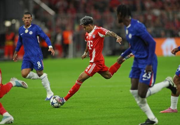 Fussball, Herren, Champions League, Saison 2025 2026, FC Bayern München - FC Chelsea, 1.Spieltag, Allianz Arena Luis Diaz (FC Bayern München) mit einem Torschuss, Abschluss