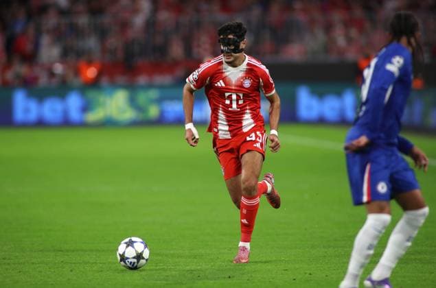 Fussball, Herren, Champions League, Saison 2025 2026, FC Bayern München - FC Chelsea, 1.Spieltag, Allianz Arena Aleksandar Pavlovic (FC Bayern München) mit Ball im Angriff