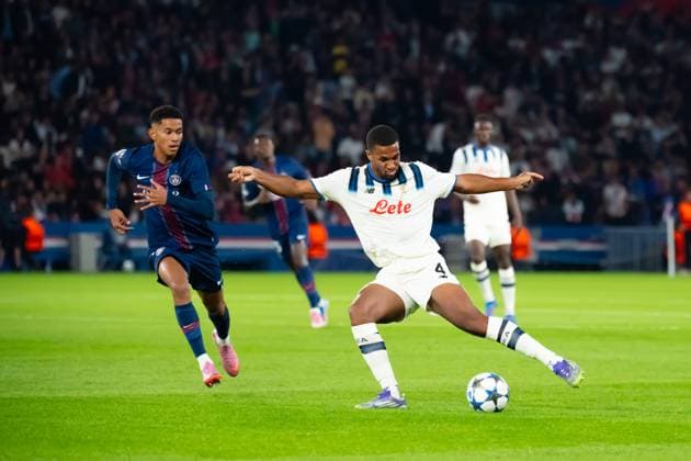 FOOTBALL : PSG vs Atalanta - Ligue des Champions - 17 09 2025 Senny Mayulu ( 24 - PSG ) and Isak Hien ( 4 - Atalanta ) during the UEFA Champions League match between Paris Saint Germain and Atalanta BC at Parc Des Princes on September 17 , 2025 in Paris, France. ( Photo by Federico Pestellini PsnewZ ) - ParisFrance  Copyright: xFedericoxPestellinix