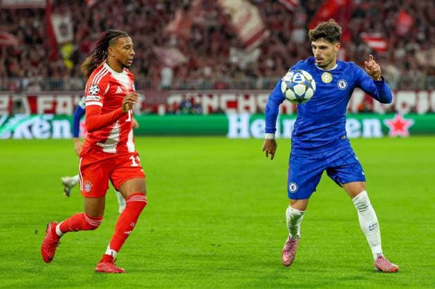 Pedro Neto of Chelsea and Michael Olise of Bayern Munich Bayern Munich v Chelsea, UEFA Champions League, Group Stage, Football, Allianz Arena, Munich, Germany - 17 Sep 2025Munich Allianz Arena Germany EDITORIAL USE ONLY No use with unauthorised audio, video, data, fixture lists, club league logos or live services. Online in-match use limited to 120 images, no video emulation. No use in betting, games or single club league player publications.  Copyright: xChristianxKolbert Shutterstockx 15481350ad