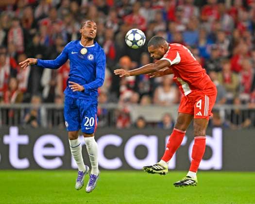 17.09.2025, Fussball UEFA Championsleague 2025 2026: 1.Spieltag, FC Bayern München - FC Chelsea, in der Allianz-Arena München. v.l. Jao Pedro (FC Chelsea) gegen Jonathan Tah (FC Bayern München)