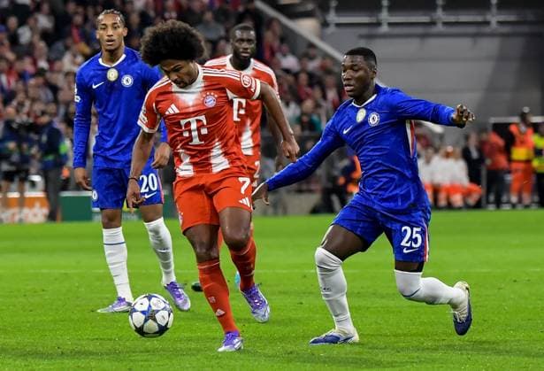 17.09.2025, xemx, Fussball UEFA Champions League, FC Bayern Muenchen - Chelsea London v.l. Serge Gnabry (FC Bayern Muenchen), Moises Caicedo (Chelsea London) (DFL DFB REGULATIONS PROHIBIT ANY USE OF PHOTOGRAPHS as IMAGE SEQUENCES and or QUASI-VIDEO) Muenchen