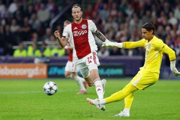 AMSTERDAM , 17-09-2025 , JohanCruyff Arena , season 2025 2026 , UEFA Champions League football , League phase Matchday 1 , match between Ajax and Inter Milan , picture shows Ajax player Wout Weghorst , Inter goalkeeper Yann Sommer Ajax - Inter  x31066326x Copyright: