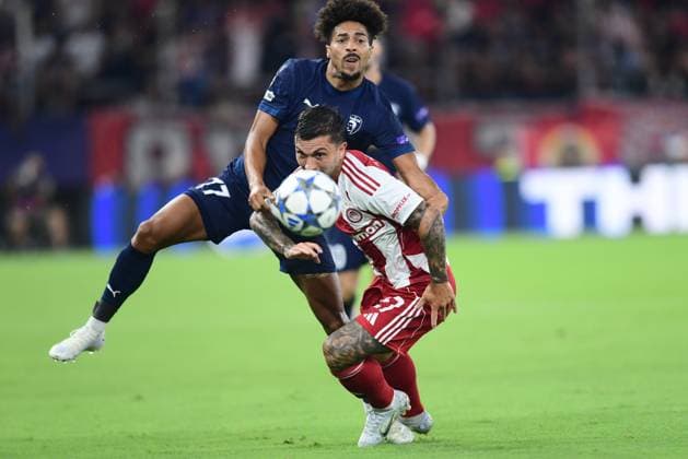 UEFA Champions League - Olympiacos FC vs Pafos FC - Olympiacos player Gabriel Strefezza in action against Mislav Orsic of Pafos during the UEFA Champions League Phase matchday 1 soccer match between Olympiacos FC and Pafos FC in Stadium Georgios Karaiskakis in Piraeus, Greece, 17 September 2025.. IMAGO ONE INCH PRODUCTIONS PIRAEUS Greece Copyright: xONExINCHxPRODUCTIONSx 6659317
