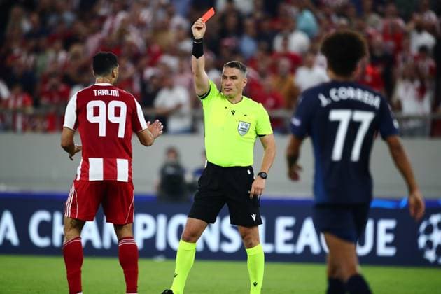 UEFA Champions League - Olympiacos FC vs Pafos FC - Referee Istvan Kovacs gives red card to Bruno of Pafos during the UEFA Champions League Phase matchday 1 soccer match between Olympiacos FC and Pafos FC in Stadium Georgios Karaiskakis in Piraeus, Greece, 17 September 2025.. IMAGO ONE INCH PRODUCTIONS PIRAEUS Greece Copyright: xONExINCHxPRODUCTIONSx 6659584