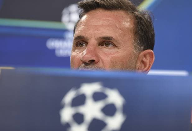 Ahead of UEFA Champions League: Eintracht Frankfurt v Galatasaray FRANKFURT, GERMANY - SEPTEMBER 17: Head coach Okan Buruk of Galatasaray makes a speech as he holds a press conference, PK, Pressekonferenz with his player Kaan Ayhan (not seen) at Deutsche Bank Park in Frankfurt, Germany on September 17, 2025, ahead of UEFA Champions League football match between Eintracht Frankfurt and Galatasaray. Halil Sagirkaya Anadolu Frankfurt Germany. Editorial use only. Please get in touch for any other usage.  Copyright: x2025xAnadoluxHalilxSagirkayax