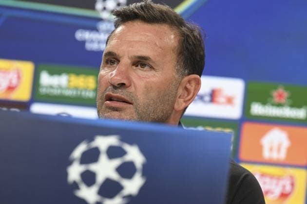 Ahead of UEFA Champions League: Eintracht Frankfurt v Galatasaray FRANKFURT, GERMANY - SEPTEMBER 17: Head coach Okan Buruk of Galatasaray makes a speech as he holds a press conference, PK, Pressekonferenz with his player Kaan Ayhan (not seen) at Deutsche Bank Park in Frankfurt, Germany on September 17, 2025, ahead of UEFA Champions League football match between Eintracht Frankfurt and Galatasaray. Halil Sagirkaya Anadolu Frankfurt Germany. Editorial use only. Please get in touch for any other usage.  Copyright: x2025xAnadoluxHalilxSagirkayax